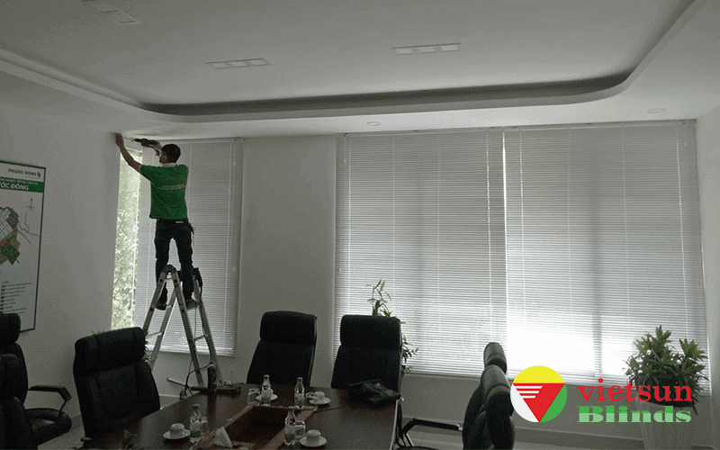 Rèm Cửa Văn Phòng Bình Dương 21 Nhân viên kỹ thuật Việt Sun lắp rèm sáo nhôm cho văn phòng công ty