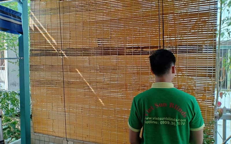 Nhân viên Việt Sun đang lắp mành tre tại công trình quận 2